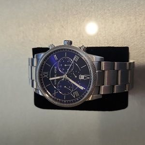 MICHAEL KORS MEN’S CHRONOGRAPH WATCH WITH BLUE FACE, STAINLESS STEEL BAND.